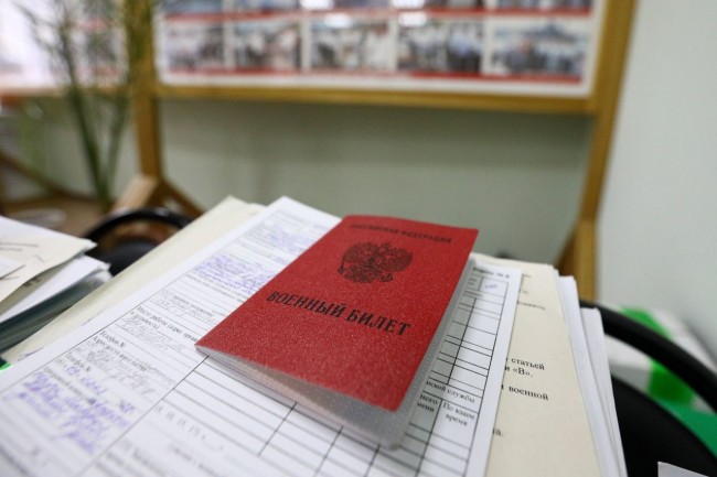 В Москве работники префектур разносят по домам уведомления об отзывах повесток