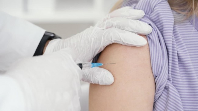 Более 60% сотрудников МГУ прошли вакцинацию от COVID-19